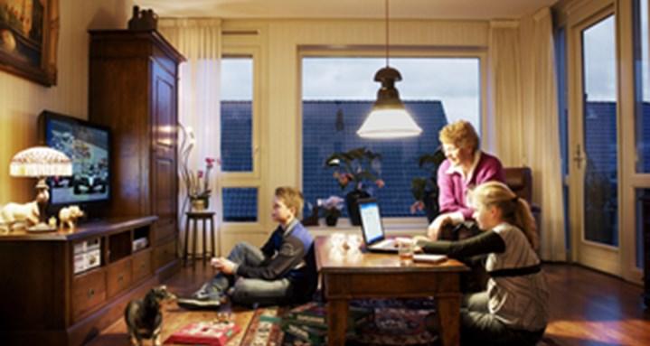 Huurder Woonzorg Nederland speelt met kleinkinderen op computer