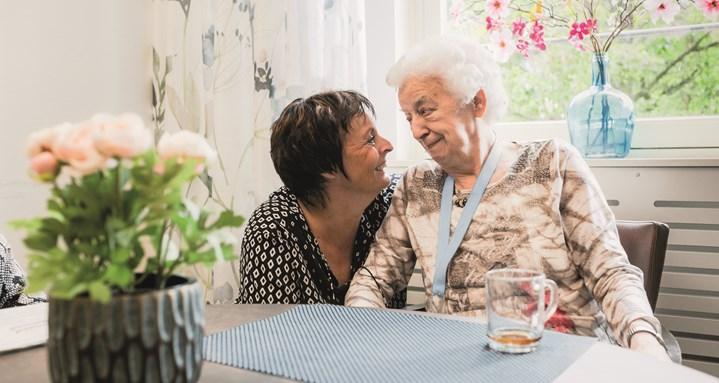 Vrouw met Alzheimer in contact met middelbare vrouw